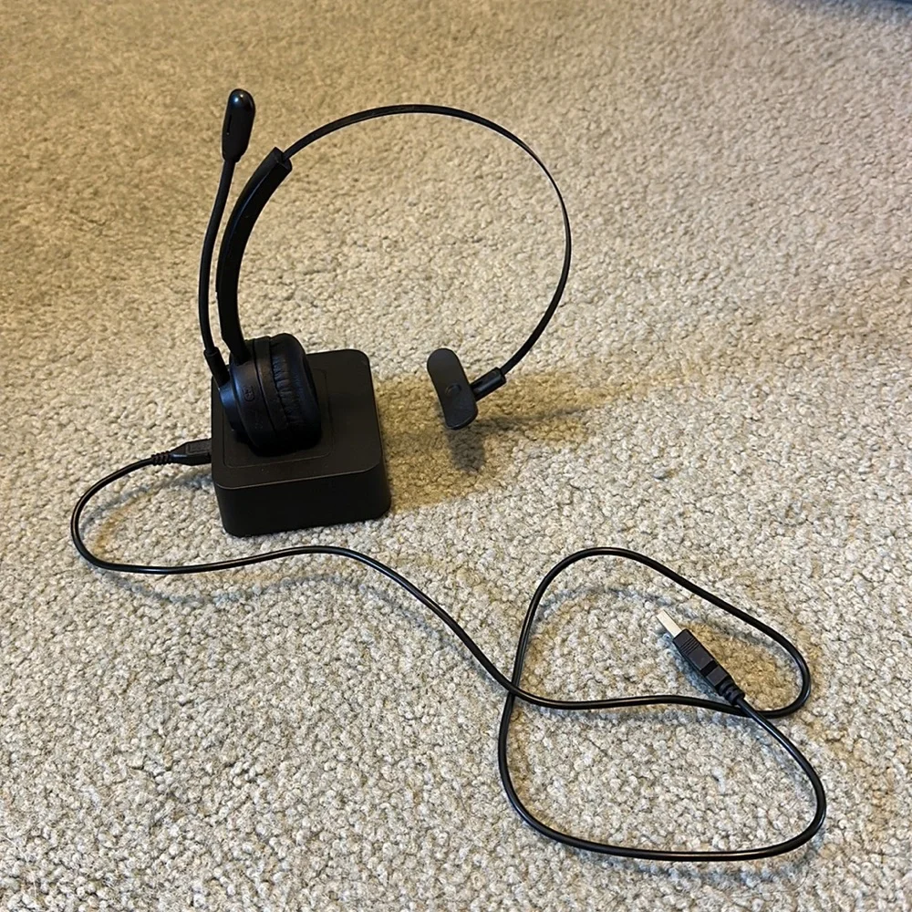 Bluetooth wireless headset with USB charging base